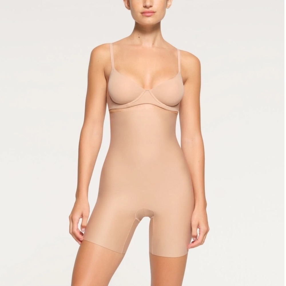 SKIMS Body Clay Sz 4X Short Beige Shaping Forming Bodysuit Underwear Sleeveless‎